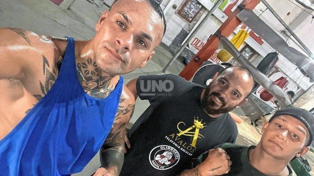 Nicolás Tobar y Luciano Farías junto a su entrenador Walter Zocola del Olimboxing de Santa Fe.