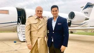 José Luis Espert y su jefe de campaña, Nazareno Etchepare, en 2019, delante del avión del narco Fred Machado.