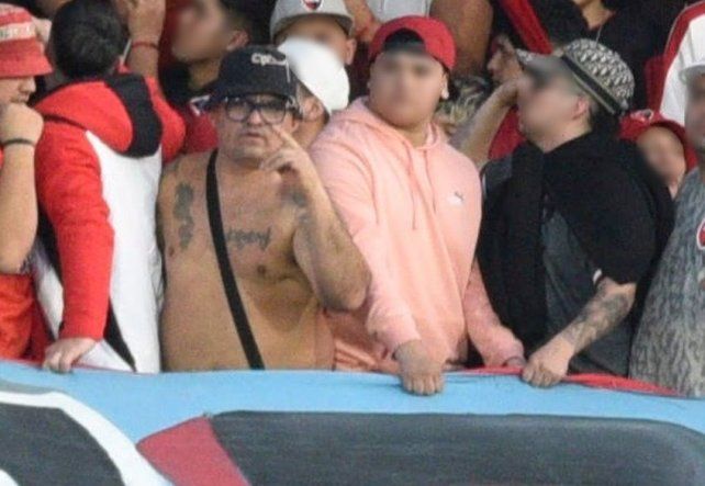 Cascarita Ramírez en cuero y Juancito Gómez con ropa oscura