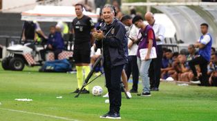 Ariel Holan aplaude a su equipo en Mendoza, en el arranque arrollador de Central ante Godoy Cruz.