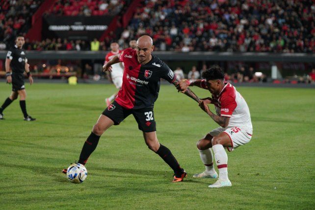Cocoliso González domina como puede e intenta generar algo de peligro para Newells.
