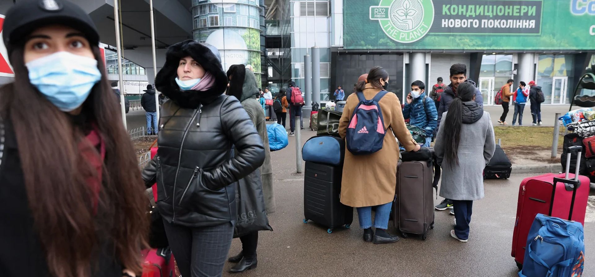 Los habitantes de Kiev intentan salir del paìs. Ucrania impondrá la ley marcial y cerrará el espacio aéreo en todo el país.