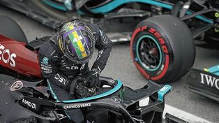 Este fin de semana el británico le rinde tributo en su casco a Ayrton Senna.