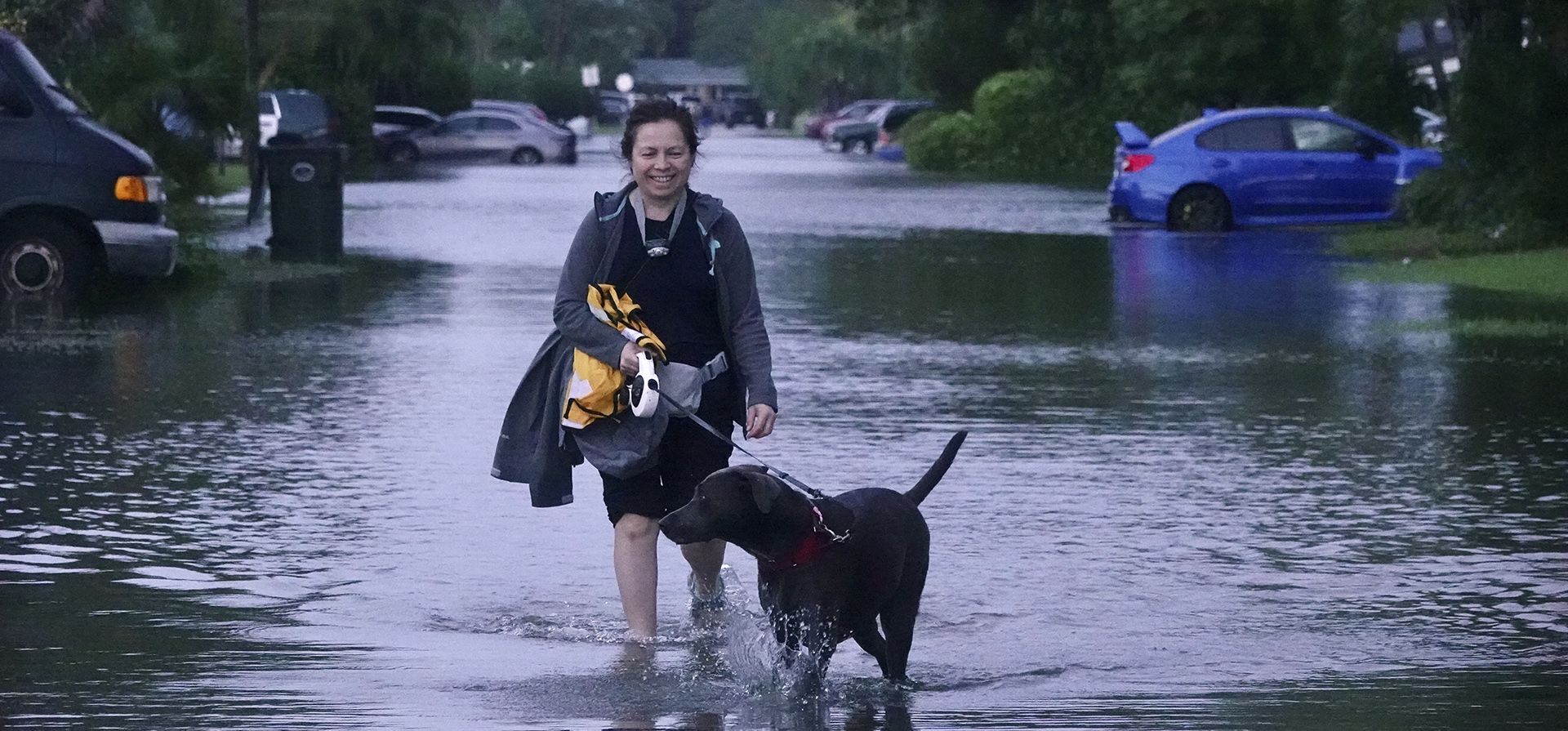 Una mujer pasea a su perro por una calle inundada en Oakland Park, Florida, el jueves 16 de noviembre de 2023. (Joe Cavaretta/South Florida Sun-Sentinel vía AP) Una mujer pasea a su perro por una calle inundada en Oakland Park, Florida, el jueves 16 de noviembre de 2023. (Joe Cavaretta/South Florida Sun-Sentinel vía AP)