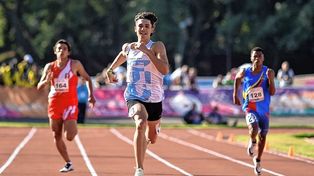 Tomás Mondino avanzó a semifinales en Cali, tras correr su heat en 10.34, nuevo récord nacional de la categoría.