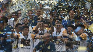 La premiación de Central, con camisetas para la ocasión, sin pasillo y aplausos de Estudiantes