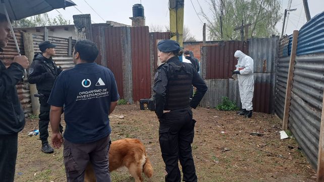 Personal policial trabajó durante buena parte de la tarde de este sábado en la búsqueda de más restos humanos en la zona de Benteveo y Magaldi