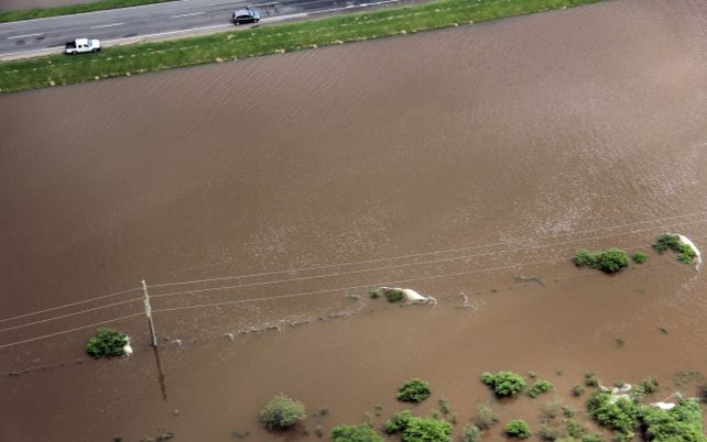 Bonfatti sobrevoló en helicóptero las zonas afectadas por las intensas lluvias que cayeron en la provincia