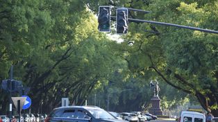 Más señales. Los semáforos facilitarán los cruces peatonales en la zona.