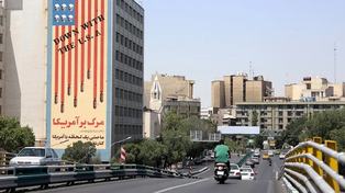 Coches circulan junto a un edificio que muestra un mural contra Estados Unidos en Teherán, Irán. EFE/EPA/ABEDIN TAHERKENAREH