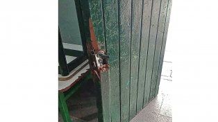 La escuela de Concordia fue objetivo de un nuevo ataque vandálico, que despertó el enojo de la comunidad educativa.