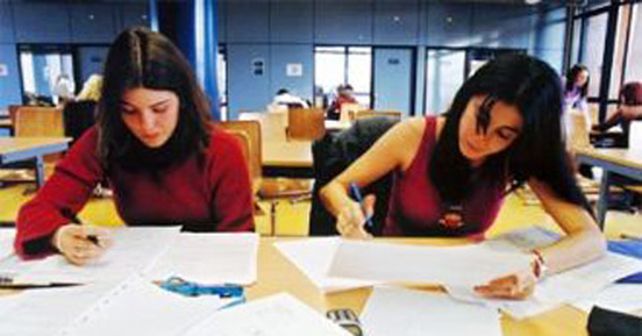 Ellos las distraen: las chicas sacan mejores notas si estudian en aulas sin chicos