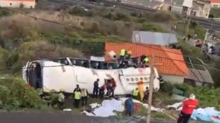 Portugal: al menos 28 muertos al caer un ómnibus a un barranco desbarrancarse un micro con turistas en Portugal