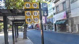 Parada de colectivo vacía en la ciudad de Santa Fe.