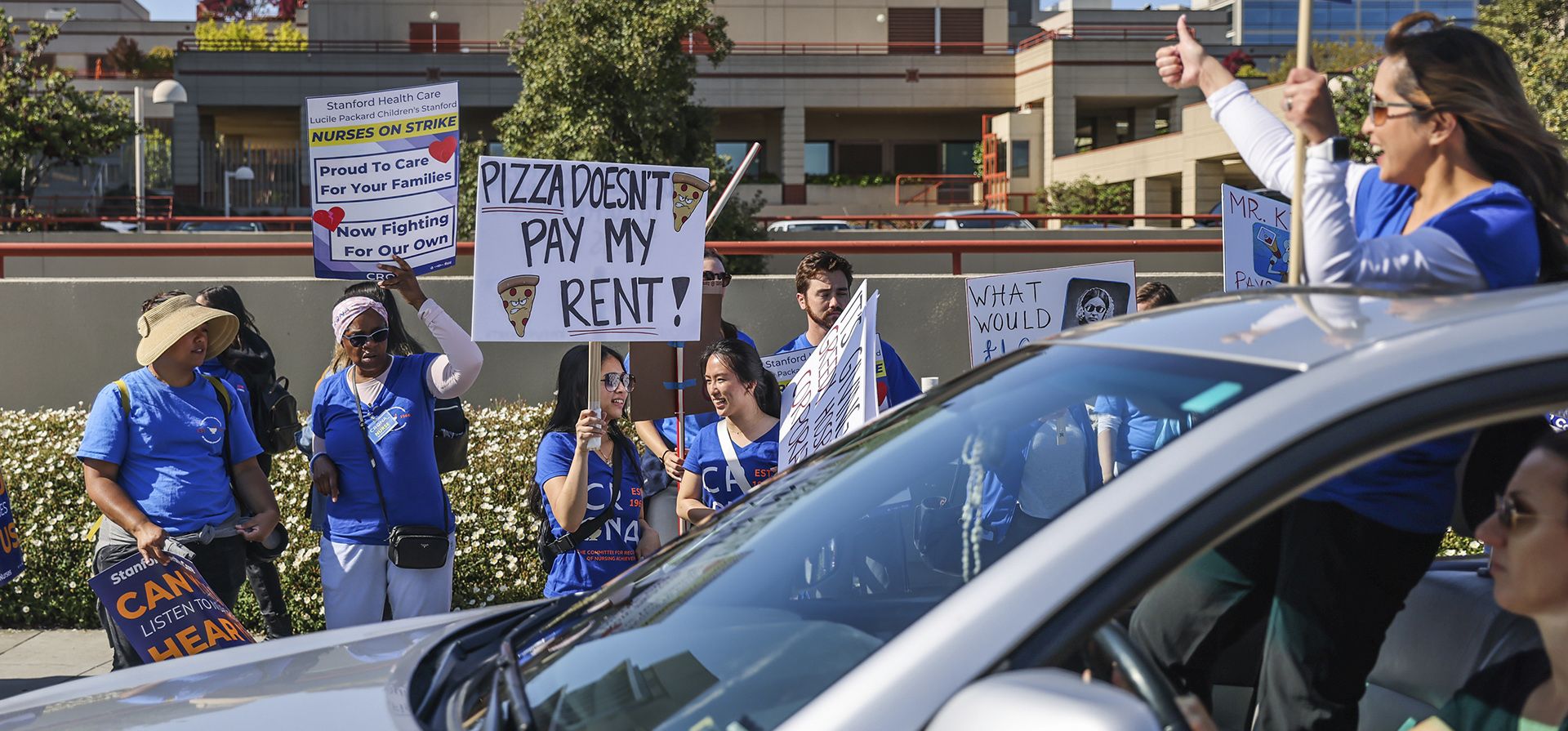 Enfermeras en huelga se manifiestan frente al Lucile Packard Children