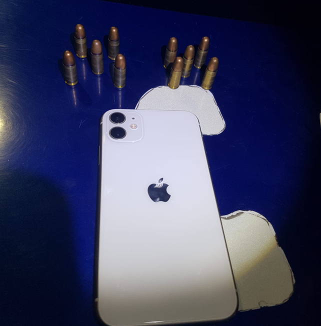 Balas calibre 9 milímetros y un teléfono celular. Elementos incautados a uno de los delincuentes detenidos en el edificio de Cafferata al 3600.