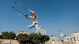 Un dúo palestino muestra su destreza haciendo parkour con una sola pierna