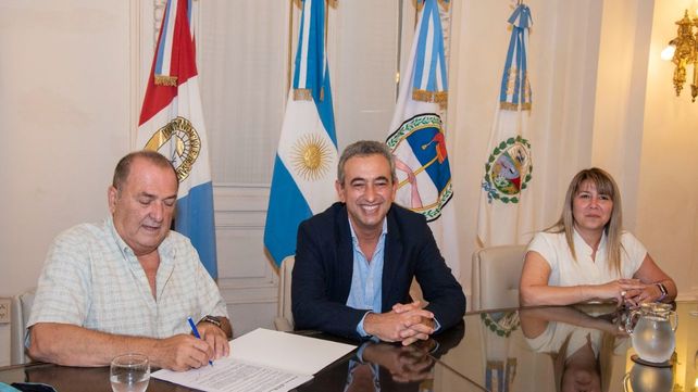 El intendente Javkin firmó el acuerdo paritario con el secretario General de los municipales