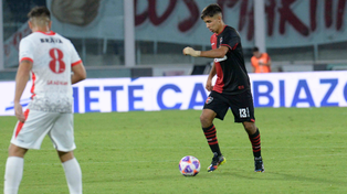 Juan Sforza fue reduciendo su proporción de pases hacia adelante y Newells lo siente.