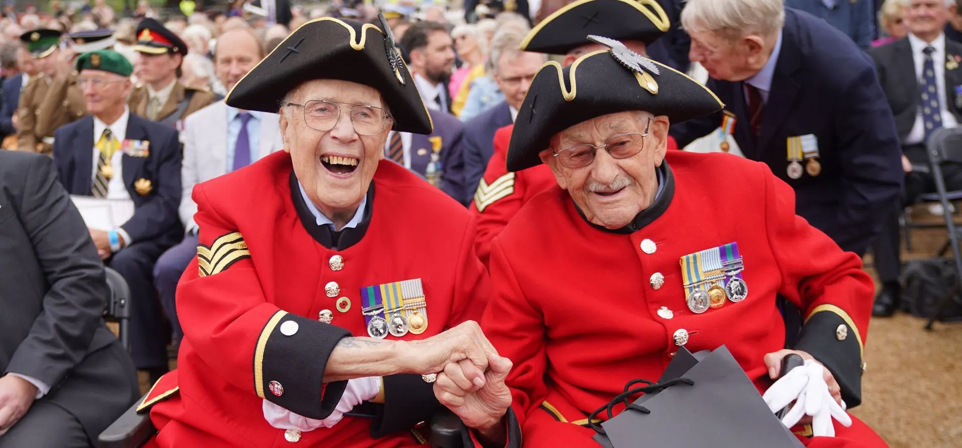 Los pensionistas de Chelsea asisten al evento Remembering Korea en el Desfile de Guardias a Caballo, parte de las conmemoraciones nacionales para recordar el sacrificio del personal británico que luchó y murió en la Guerra de Corea, marcando el 70º aniversario del armisticio que puso fin al conflicto. Fotografía: Yui Mok/PA Los pensionistas de Chelsea asisten al evento Remembering Korea en el Desfile de Guardias a Caballo, parte de las conmemoraciones nacionales para recordar el sacrificio del personal británico que luchó y murió en la Guerra de Corea, marcando el 70º aniversario del armisticio que puso fin al conflicto. Fotografía: Yui Mok/PA