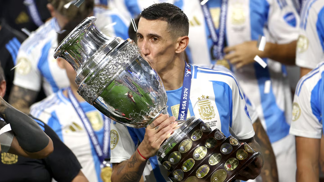 Campeón del mundo y bicampeón de América con la selección argentina.
