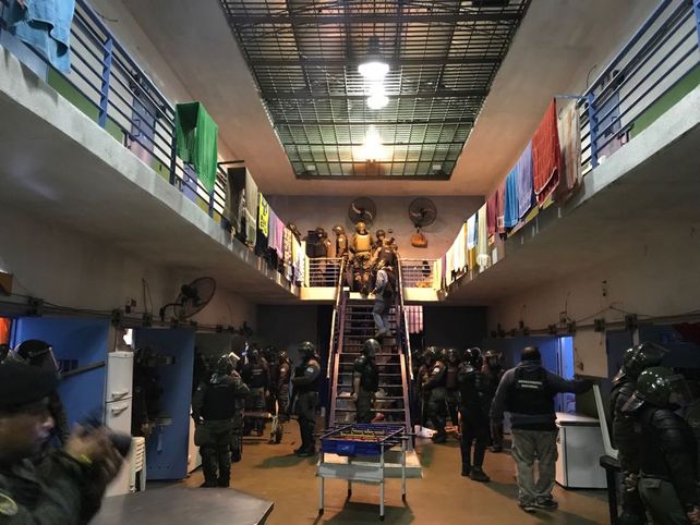 Por ataques a jueces rosarinos, allanan tres cárceles adonde están Los Monos