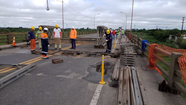 Habilitan el paso de bicicletas y motos mientras instalan el puente Bailey sobre el Carretero