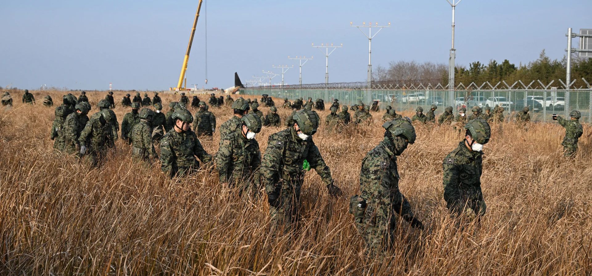Soldados buscan pasajeros desaparecidos cerca del lugar del accidente aéreo, Muan-gun, Corea del Sur. Fotografía: Jung Yeon-Je/AFP/Getty Images Soldados buscan pasajeros desaparecidos cerca del lugar del accidente aéreo, Muan-gun, Corea del Sur. Fotografía: Jung Yeon-Je/AFP/Getty Images
