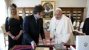 El presidente Javier Milei y el Papa Francisco intercambian regalos antes de la reunión.