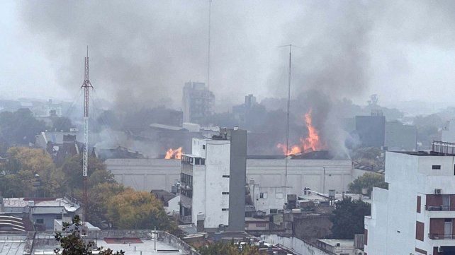 Combaten un incendio en Iron Mountain con riesgo de derrumbe