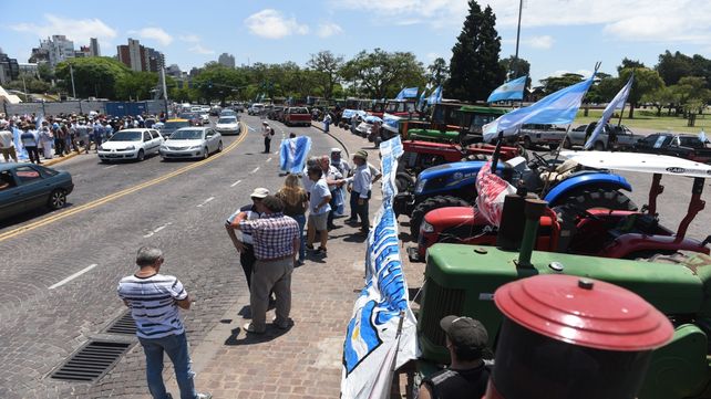 Reclamo. Los manifestantes confluyeron con sus tractores en el Monumento a la Bandera.