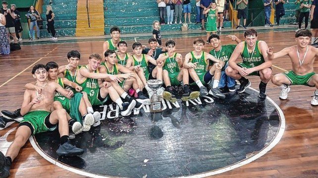 Regatas (SF) gritó campeón del Oficial U15 ante su gente