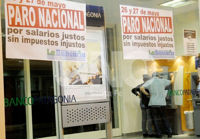 Sin bancos hasta el jueves, pero con dinero en cajeros automáticos de la calle