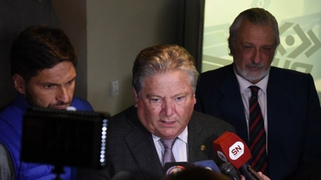 Autoridades. El vicegobernador Carlos Fascendini flanqueado por los ministros Pullaro y Silberstein.