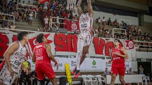 Belleza. El ecuatoriano Barahona deleitó al público con sus volcadas en una nueva presentación de Provincial en la Liga Argentina de Básquet.