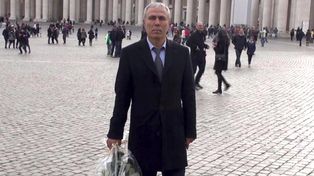 El turco Ali Agca llevó flores a la tumba del Papa Juan Pablo II en el Vaticano