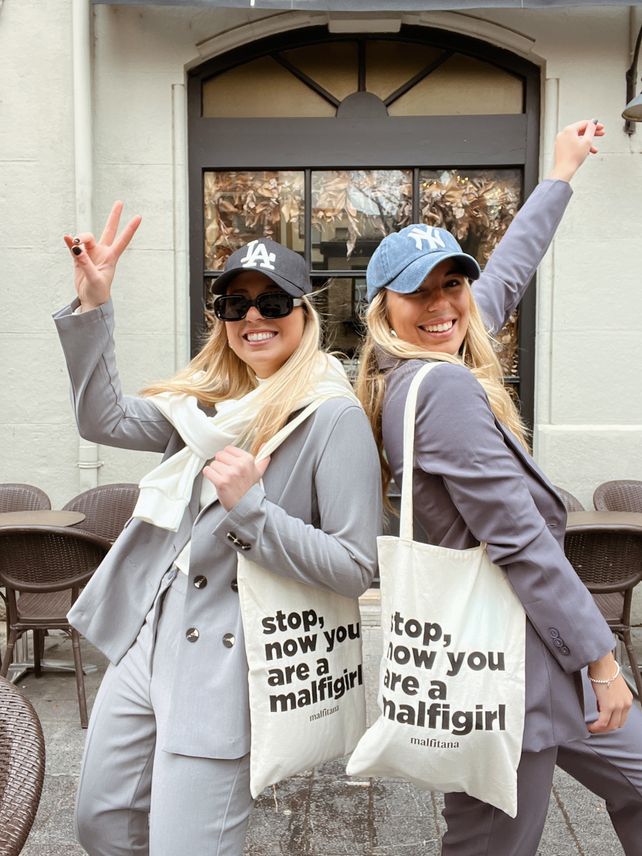 En sus bolsos, la inscripción Mafigirl se refiere a las clientas más fieles de la marca que buscan siempre los nuevos ingresos del local.