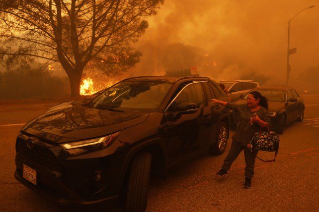 Infierno en Los Ángeles: incendios y fuerte viento obligan una evacuación general