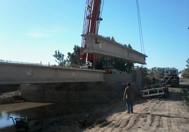 Los trabajos que realizan sobre el puente de la ruta nº11/ gentileza prensa Vialidad Nacional.