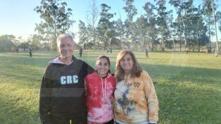 José Galarraga (presidente), Valentina Giménez (secretaria) y Viviana Vernack (vicepresidenta). Detrás, la práctica del equipo de sóftbol del Capibá RC.