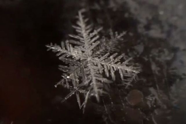 Así se forman los copos de nieve