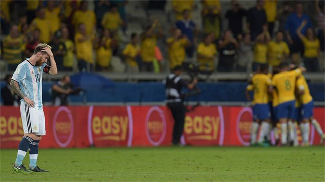 Argentina sufrió una dolorosa caída ante Brasil y complicó un poco más su futuro