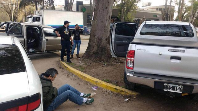 esposado. Castedo junto a la camioneta en la que circulaba por Parque Leloir.