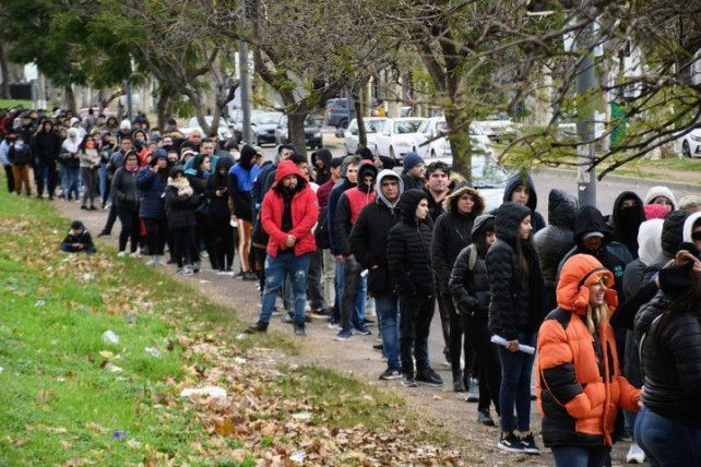 Advierten que hay un marcado aumento de la búsqueda de empleo y también de la precarización laboral.
