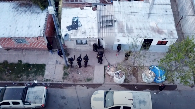 Así se iniciaba uno de los allanamientos en zona norte. Policías de Santa Fe y de agentes de fuerzas federales realizaron varios procedimientos donde ocho personas fueron detenidas.
