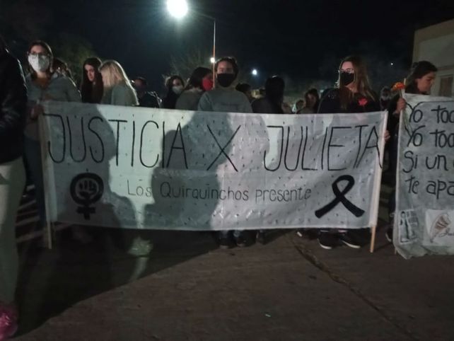 A un mes del asesinato de Julieta Del Pino,  Berabevú se movilizó para pedir justicia