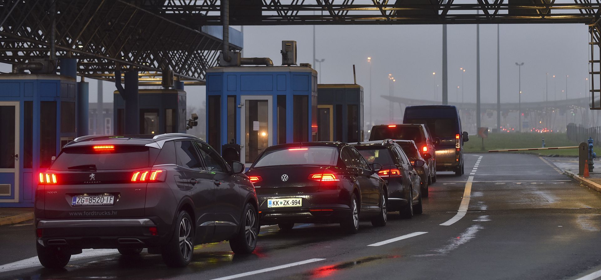 Vehículos esperan para cruzar la frontera entre Croacia y Eslovenia, el jueves 8 de diciembre de 2022. La Unión Europea analiza si los tres miembros más nuevos del bloque, Bulgaria, Rumania y Croacia, pueden abrir completamente sus fronteras y participar en la zona de viaje libre de verificación de identificación de Europa, pero parece probable que se produzcan más retrasos en su entrada. (Foto AP)