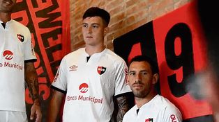 La nueva pilcha. Formica, Moreno y Maxi Rodr&iacute;guez lucen la camiseta oficial 2.