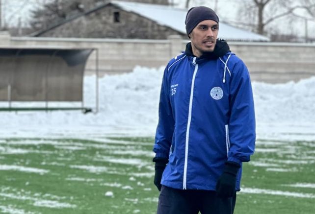 Nahuel Amarilla durante una práctica en Armenia y con la nieve de fondo. La temperatura oscila en los diez grados bajo cero.