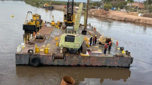 Nuevo puente Santa Fe-Santo Tomé: una gigantesca barcaza ya opera sobre el río Salado para construir los últimos pilotes